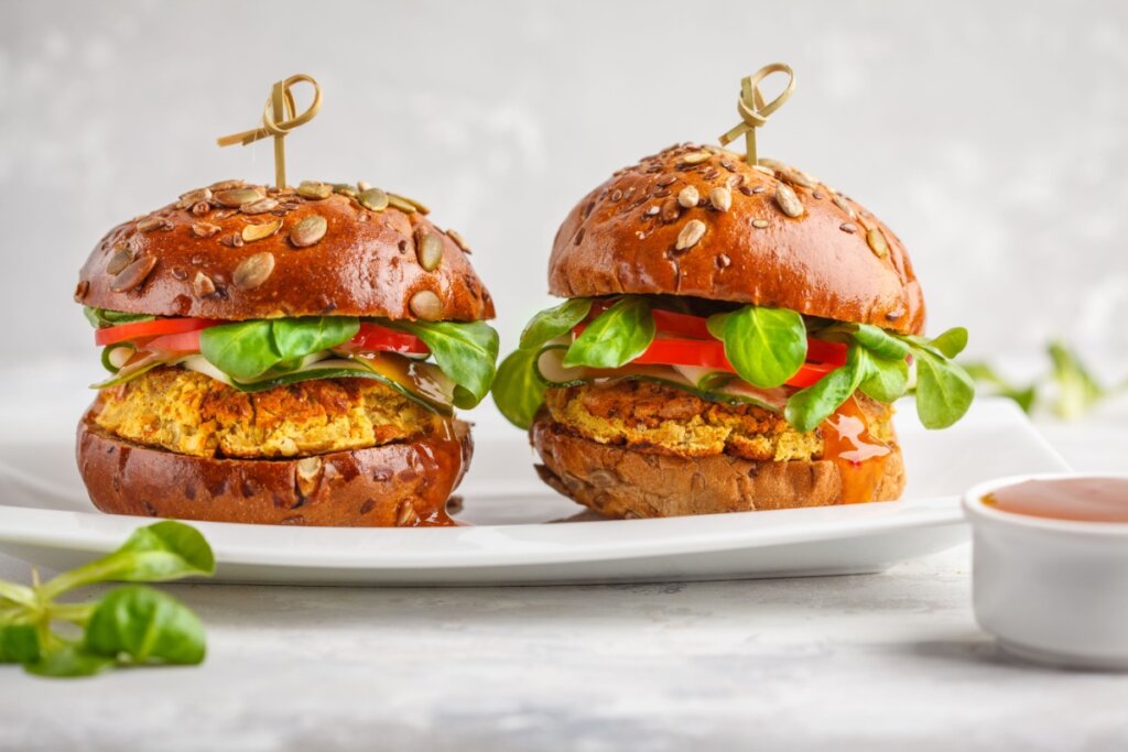 Hambúrguer de lentilha com molho curry (Imagem: Nina Firsova | Shutterstock)