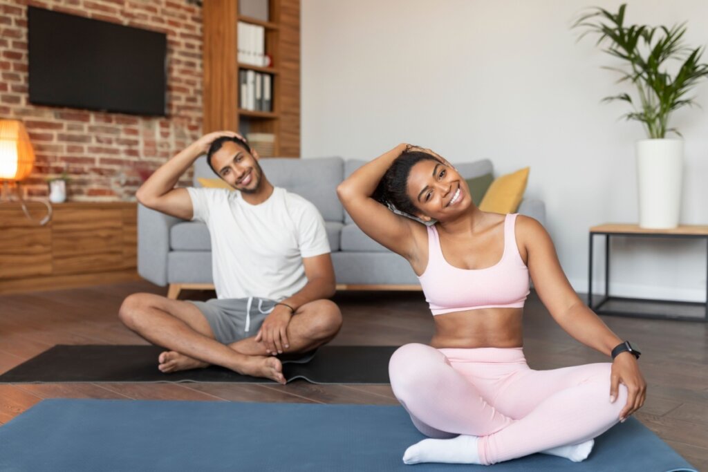 Ajustar a agenda de exercícios para momentos de maior disposição pode eliminar a desculpa do cansaço (Imagem: Prostock-studio | Shutterstock)