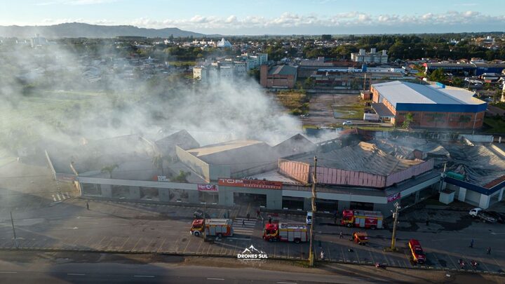 Incêndio destruiu tradicional loja de Santa Catarina, no Sul do Estado.