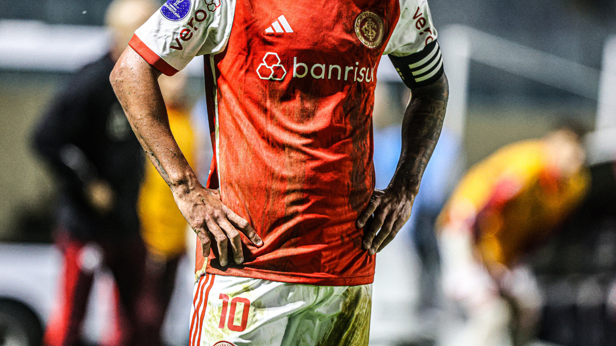 Internacional usa uniforme "sujo de lama" e vai leiloar camisas 