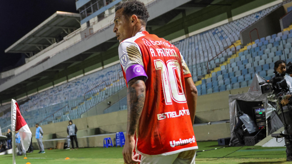 Internacional usa uniforme "sujo de lama" e vai leiloar camisas 