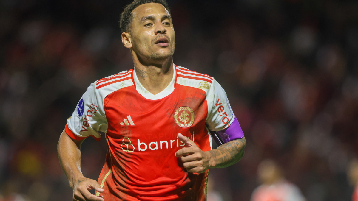 Internacional usa uniforme "sujo de lama" e vai leiloar camisas 