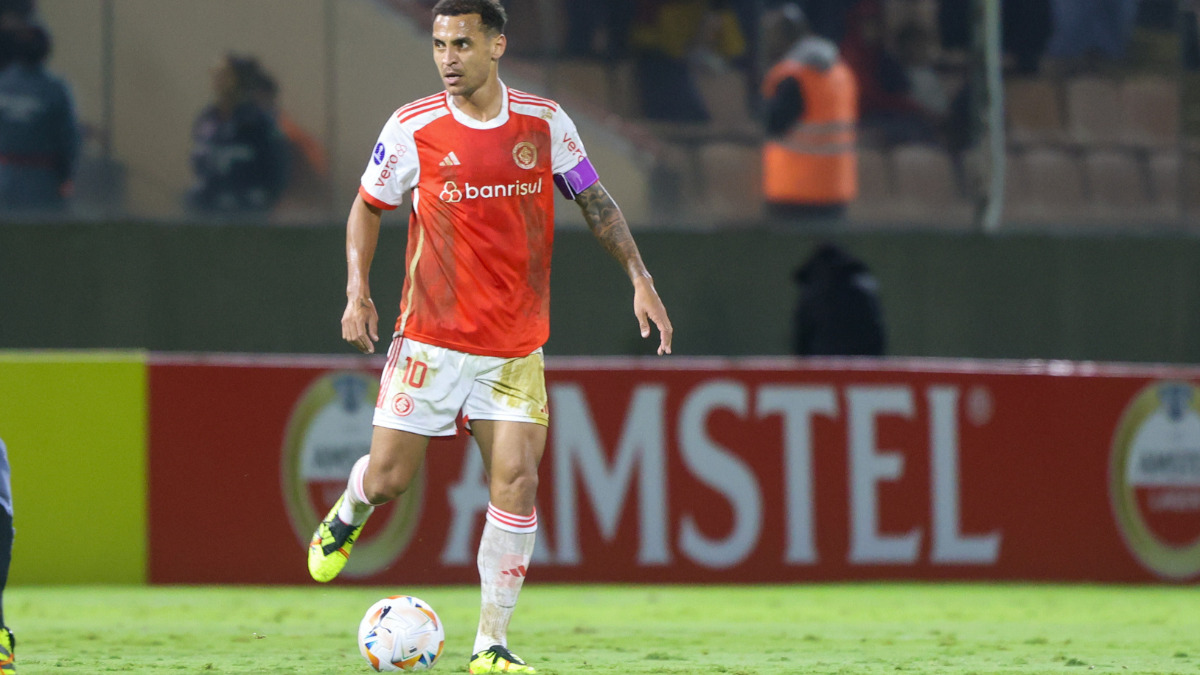 Internacional usa uniforme "sujo de lama" e vai leiloar camisas 