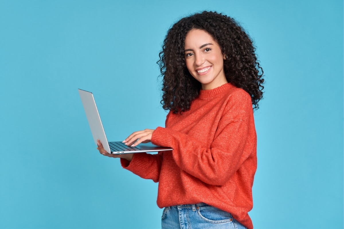 O acesso à internet facilita o dia a dia, mas necessita de cuidado durante o uso (Imagem: Sergey Nivens |  Shutterstock)