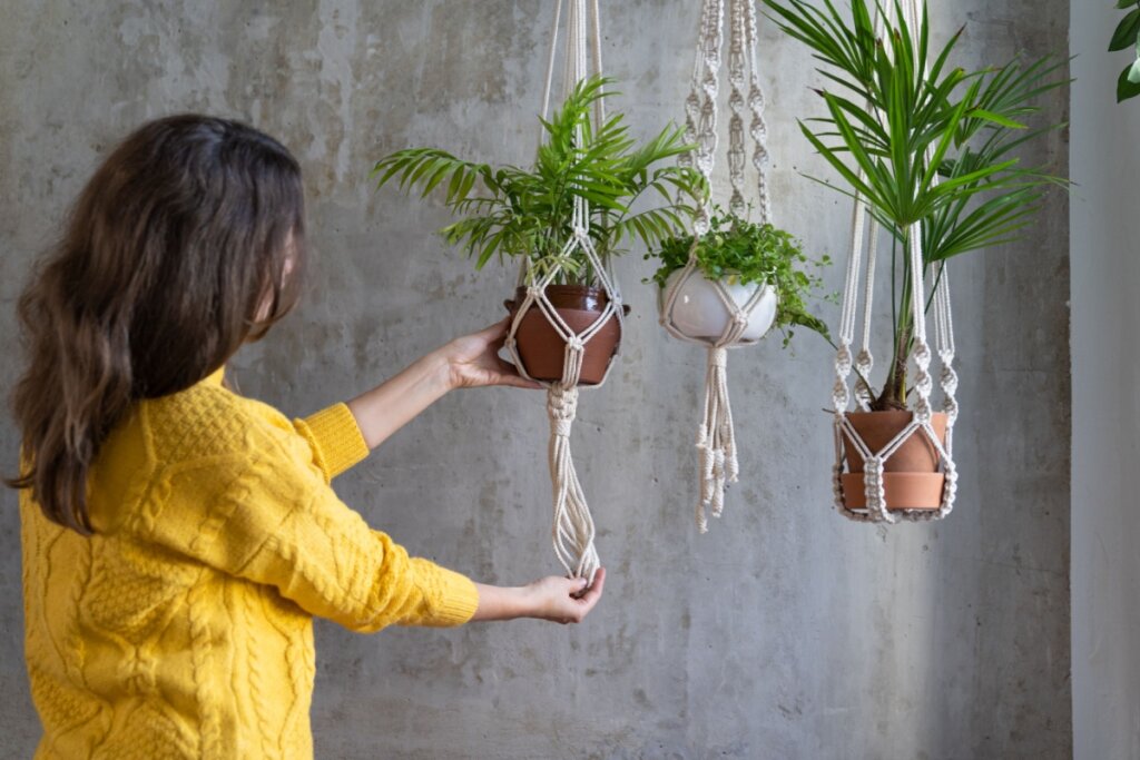 Nas varandas, os jardins verticais de macramê são sugestivos e modernos (Imagem: DimaBerlin | Shutterstock)