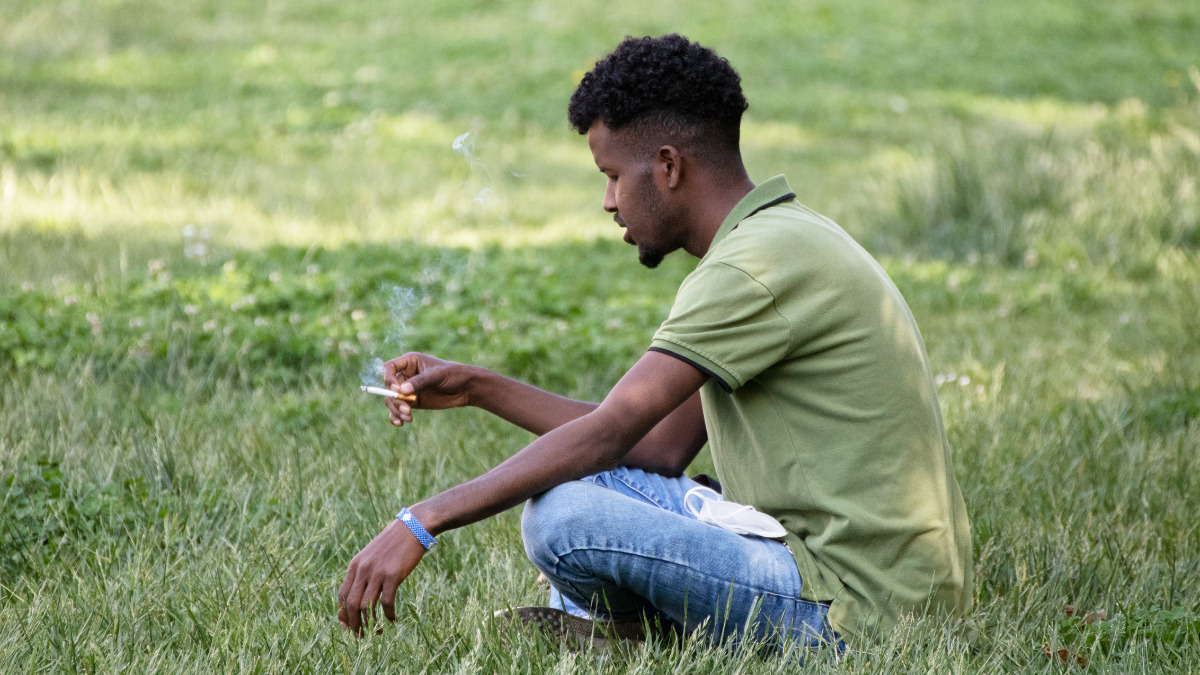 Lei multa em R$ 840 consumo de cigarro e derivados de tabaco em parque e playgrounds de SC