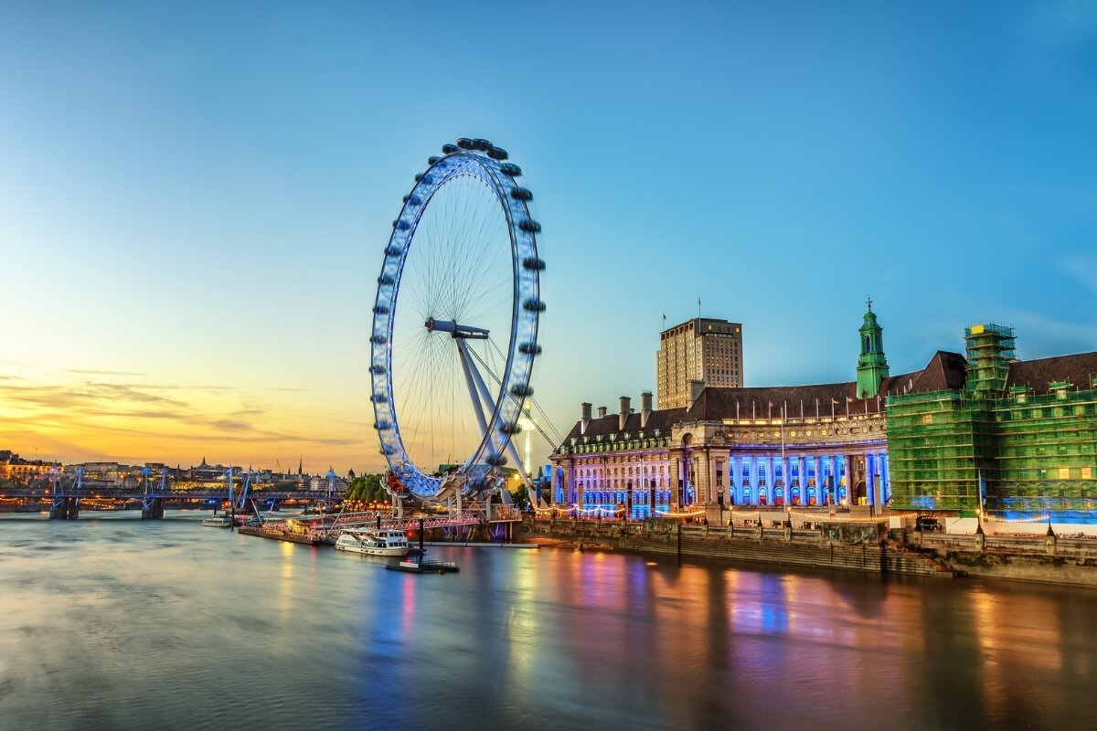 Londres recebe turistas ao longo de todo o ano, mas o verão é o destaque para os visitantes (Imagem: Lukasz Pajor | Shutterstock)