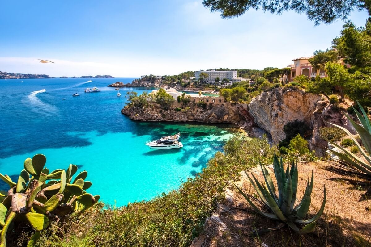 Mallorca oferece uma rica história e cultura, refletida em suas cidades pitorescas (Imagem: Nataliya Schmidt | Shutterstock)
