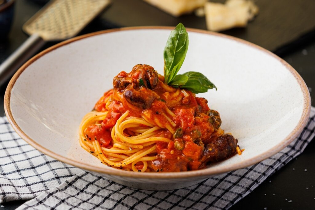 Macarrão com anchovas (Imagem: Mihnea Tatu | Shutterstock)