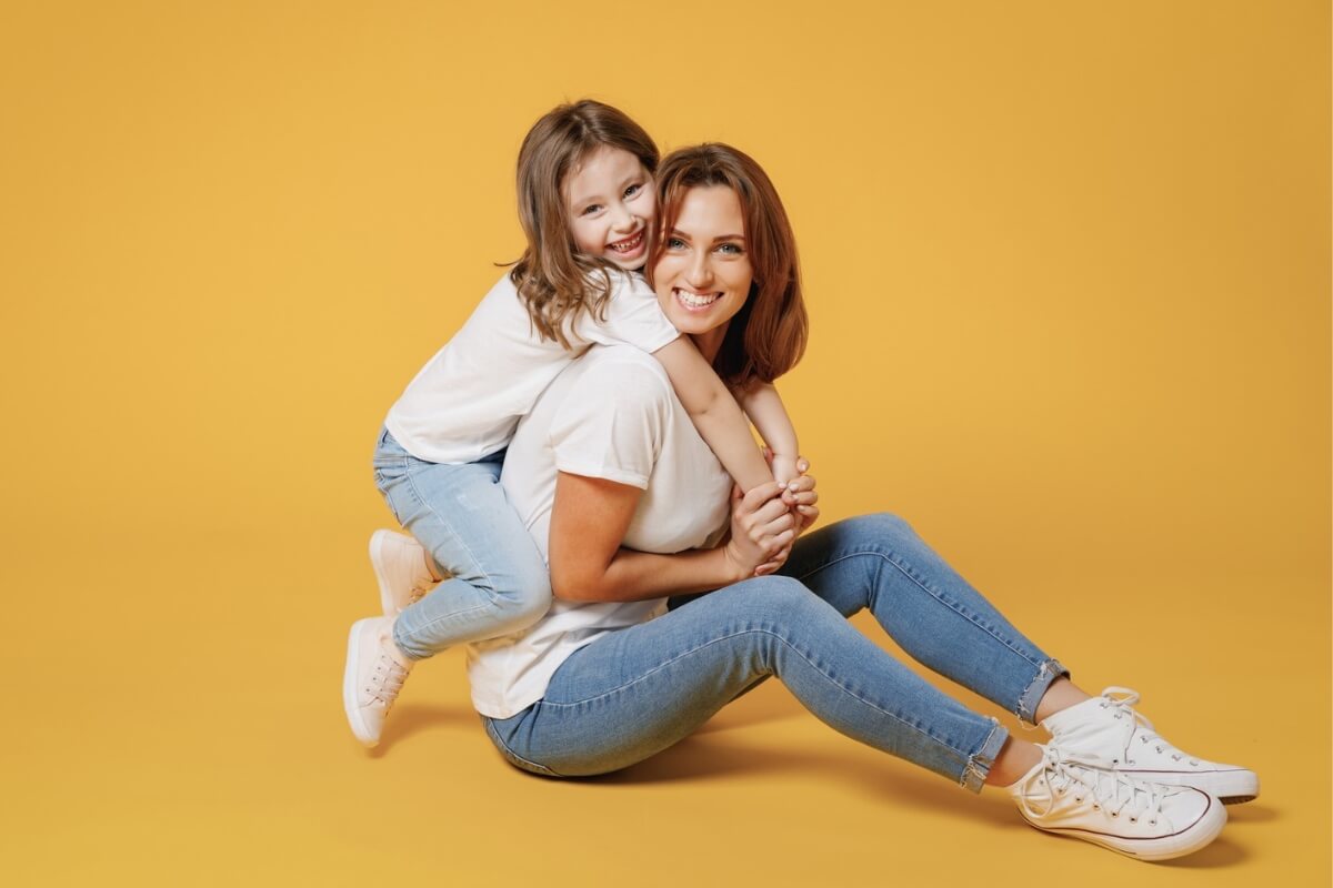 O papel das mães é essencial para o desenvolvimento dos filhos (Imagem: ViDI Studio | Shutterstock)