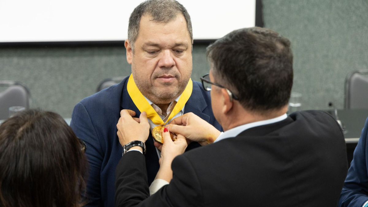 Farmacêutico de Lages recebe medalha por serviços prestados a comunidade.
