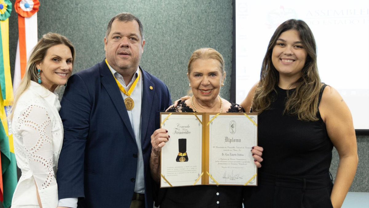 Farmacêutico de Lages recebe medalha por serviços prestados a comunidade.