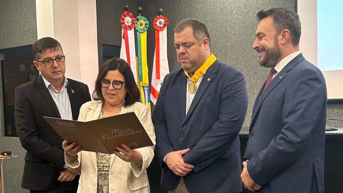 Farmacêutico de Lages recebe medalha por serviços prestados a comunidade.