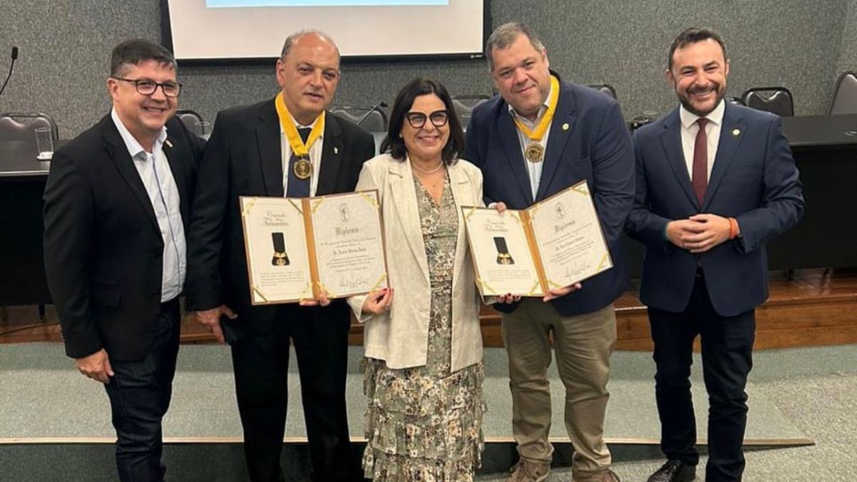 Farmacêutico de Lages recebe medalha por serviços prestados a comunidade.
