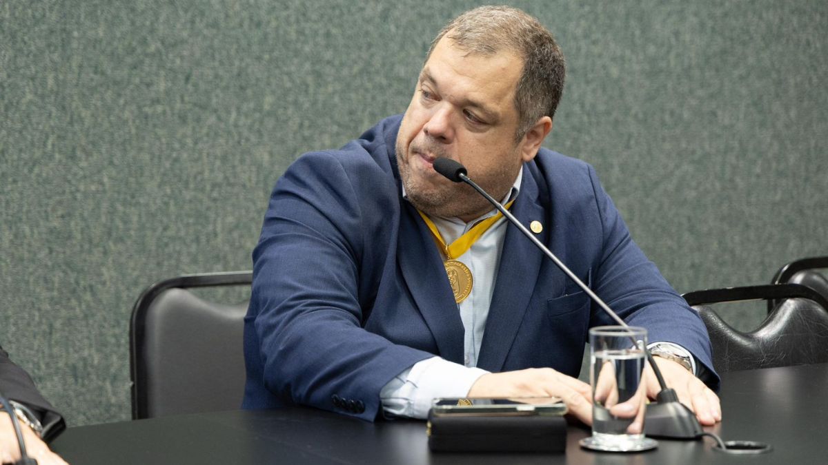 Farmacêutico de Lages recebe medalha por serviços prestados a comunidade.