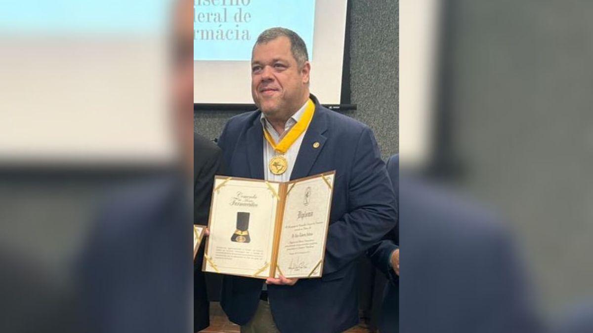 Farmacêutico de Lages recebe medalha por serviços prestados a comunidade.