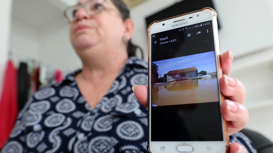 Marlene mora em SC e vive angústia de estar longe de familiares atingidos pelas enchentes no RS
