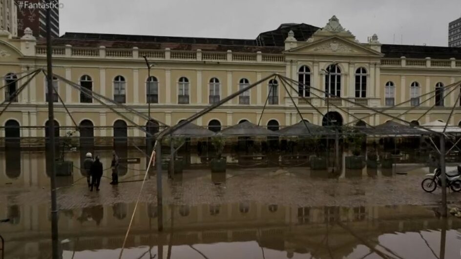 Mercado Público de Porto Alegre é ponto turístico da capital gaúcha e segue tomado pelas águas