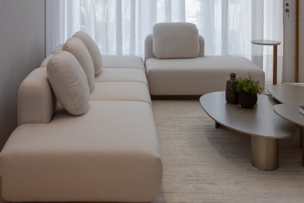 O estilo e o material da mesa de centro devem complementar o restante da decoração (Imagem: Divulgação | Nice Muniz)