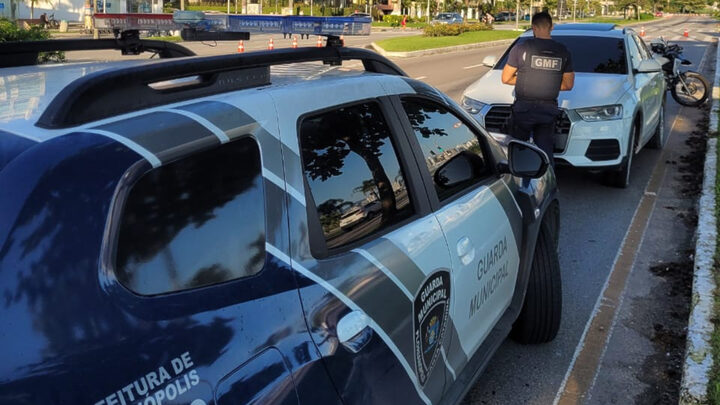 Bêbado e com a carteira vencida, motorista invade bloqueio na Beira-Mar Norte, em Florianópolis