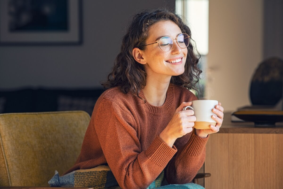 Os chás naturais ajudam na regulação de desordens menstruais, oferecendo alívio e bem-estar às mulheres (Imagem: Ground Picture | Shutterstock)