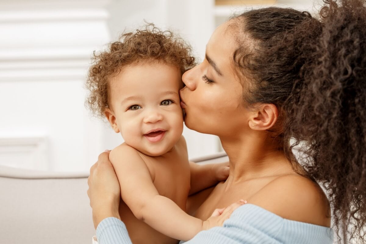 O burnout materno é uma realidade silenciosa que merece ser reconhecida e abordada com empatia e apoio (Imagem: Miramiska | Shutterstock)