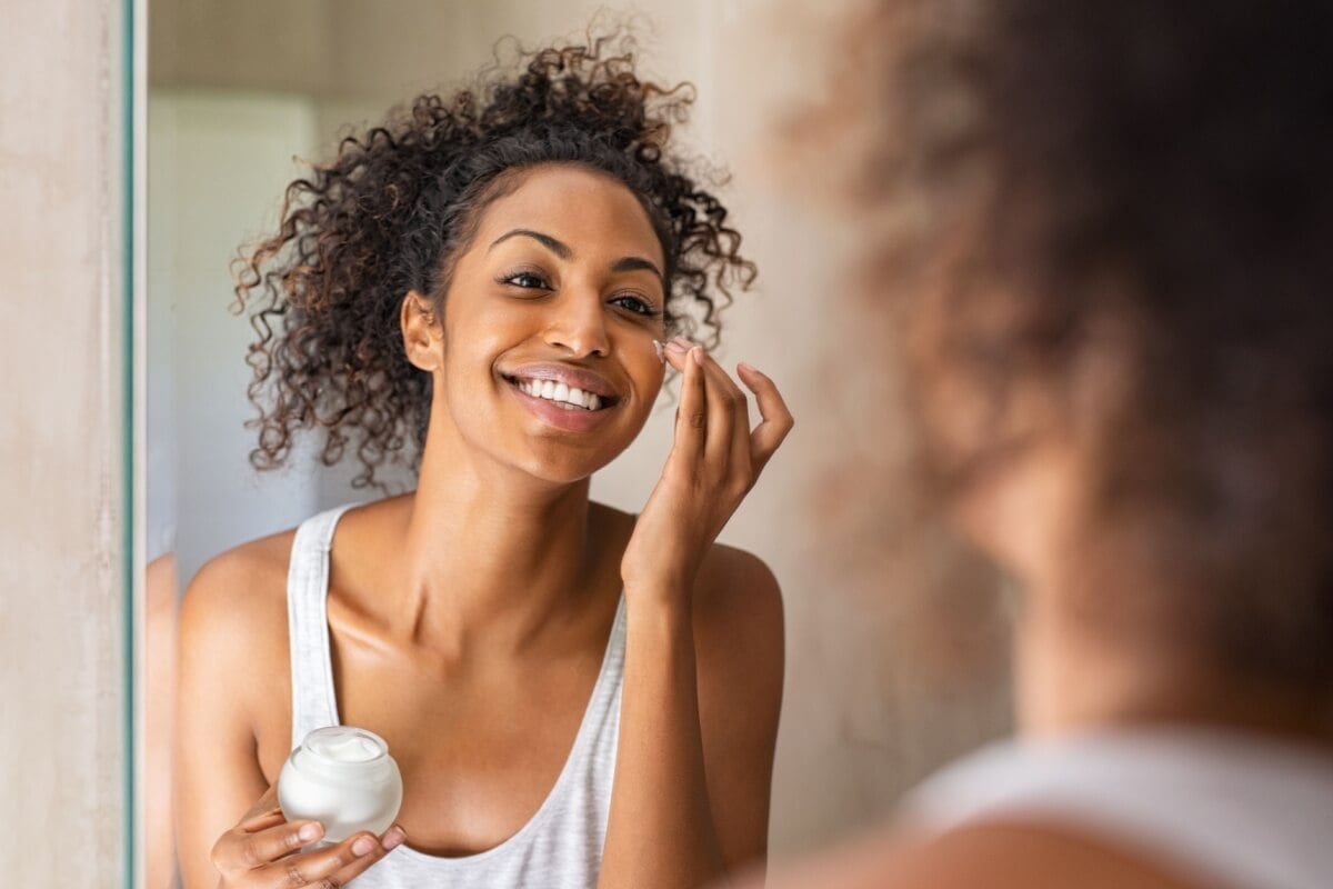 A rotina de skincare é essencial para manter a pele saudável (Imagem: Ground Picture | Shutterstock)