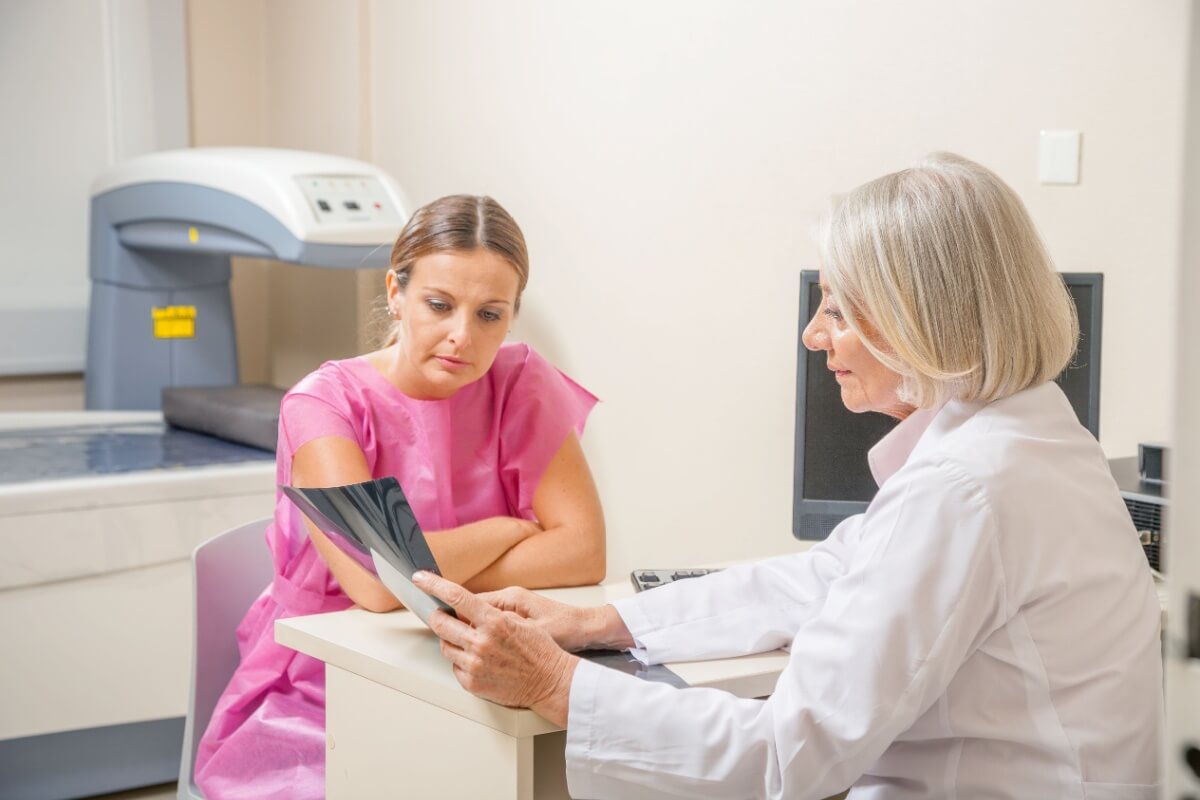 Apesar da popularidade da mamoplastia de aumento, há uma crescente tendência de retirada das próteses de silicone (Imagem: GagliardiPhotography | Shutterstock)