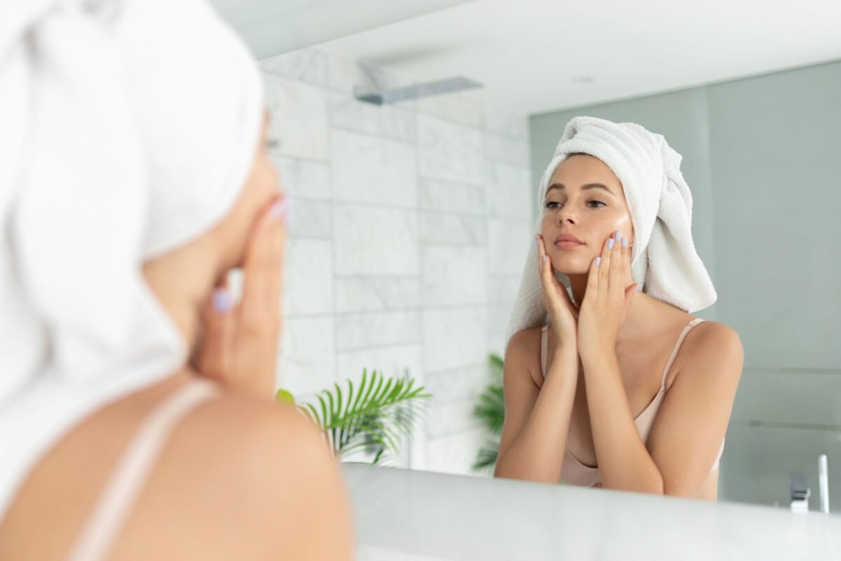 A esfoliação pode deixar a pele mais suave e radiante (Imagem: popcorner | Shutterstock)
