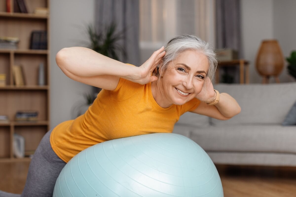 Exercícios mente-corpo são explorados para aliviar sintomas da menopausa (Imagem: Prostock-studio | Shutterstock)