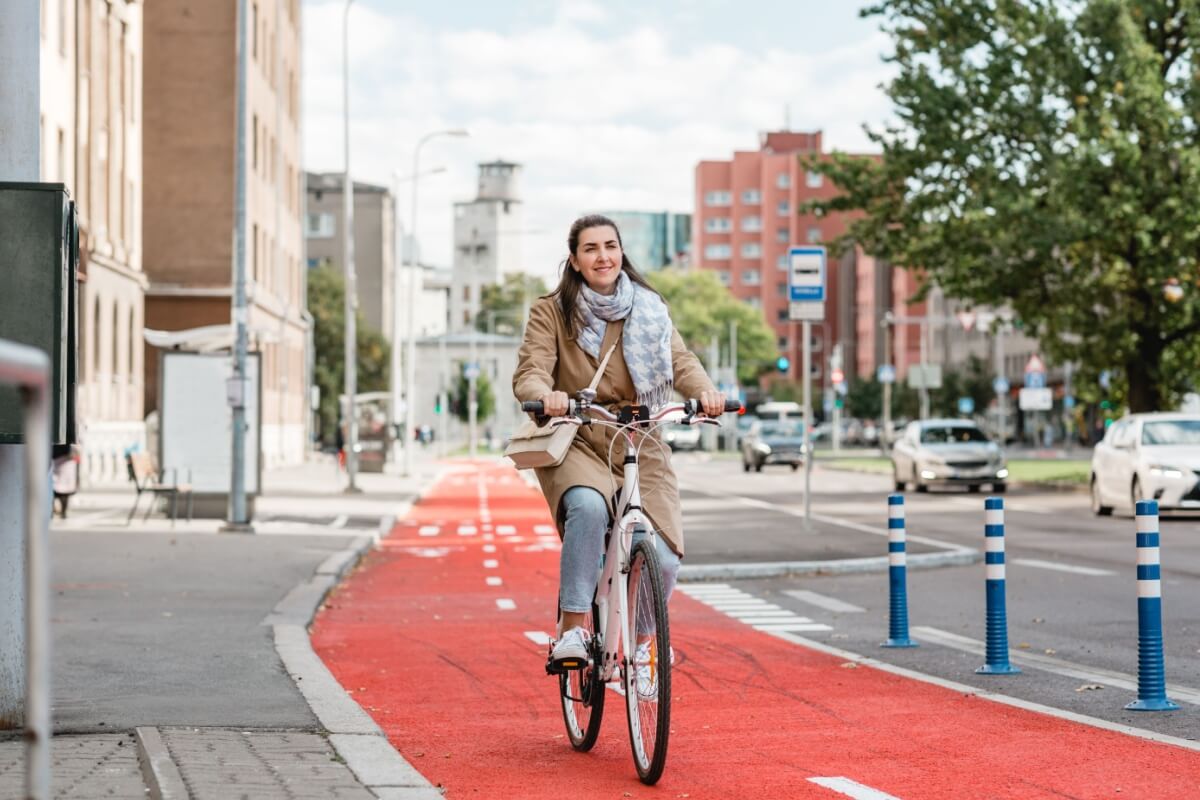 A bicicleta é uma opção rápida, econômica e sustentável para os deslocamentos urbanos (Imagem: Ground Picture | Shutterstock)