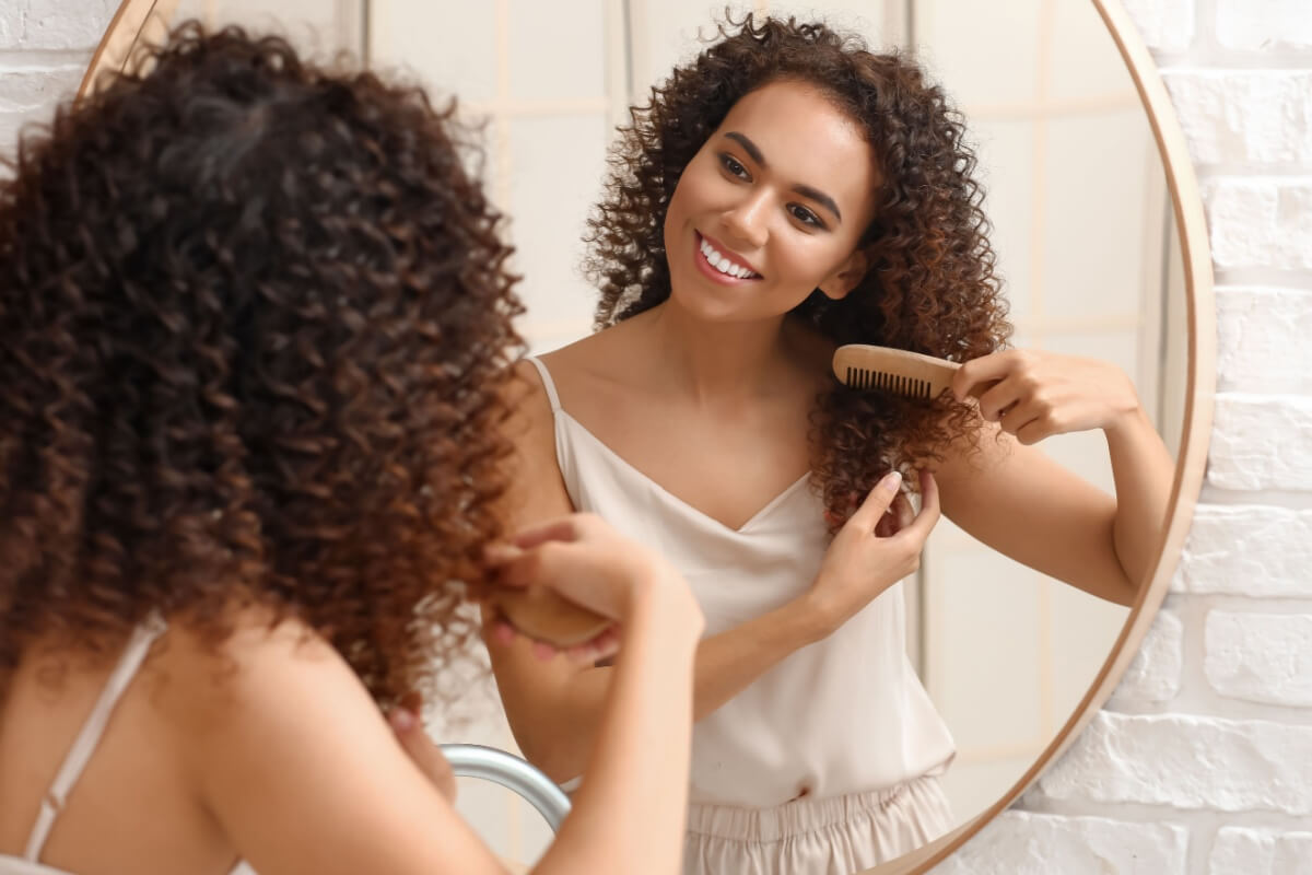 A queda de cabelo feminina difere da masculina em padrões e distribuição (Imagem: Pixel-Shot | Shutterstock)