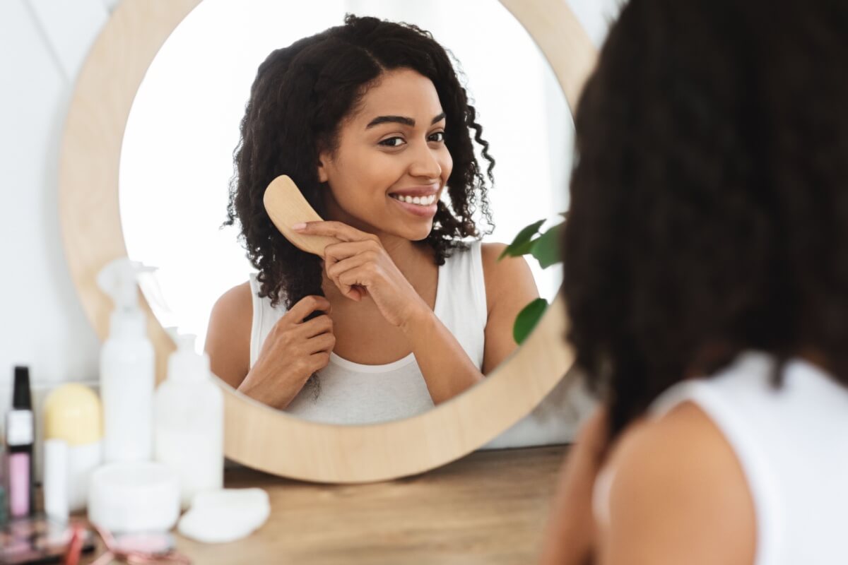 A psoríase no couro cabeludo pode provocar desconforto e afetar a qualidade de vida (Imagem: Prostock-studio | Shutterstock)