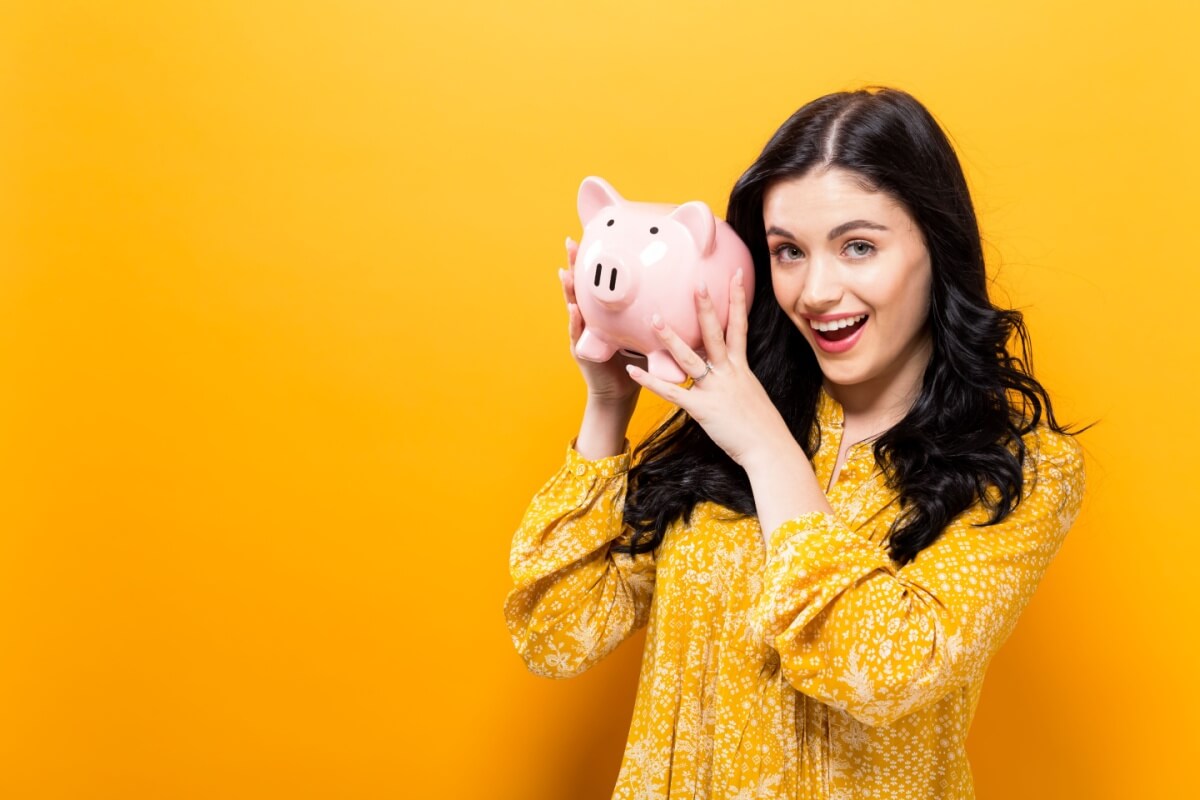Guardar dinheiro é fundamental para obter estabilidade financeira (Imagem: TierneyMJ | Shutterstock)
