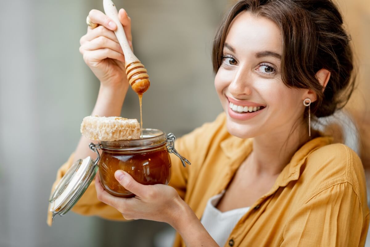 Substitua o açúcar em suas receitas e adote uma alimentação mais saudável (Imagem: RossHelen | Shutterstock)