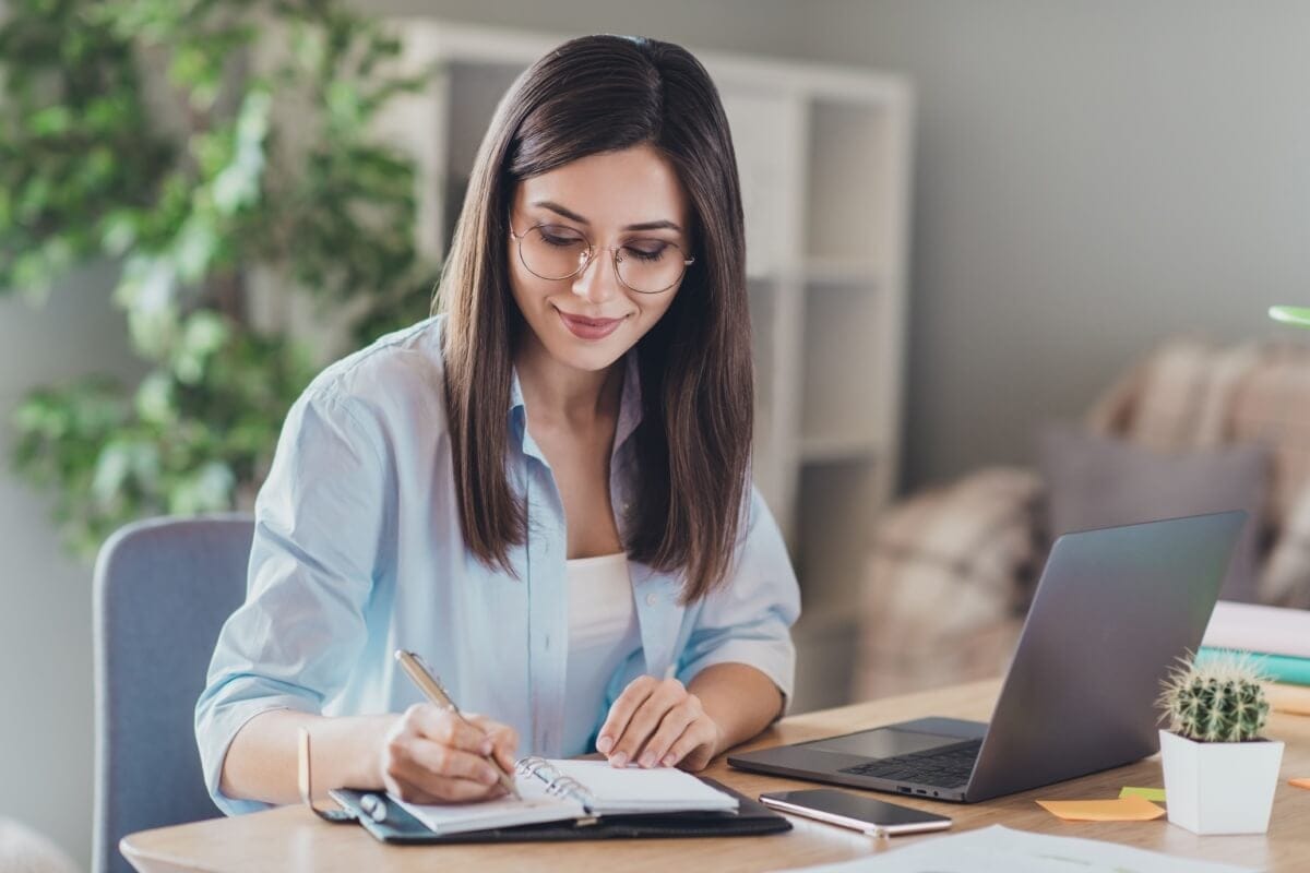 O salário sob demanda oferece uma série de benefícios (Imagem: Roman Samborskyi | Shutterstock)