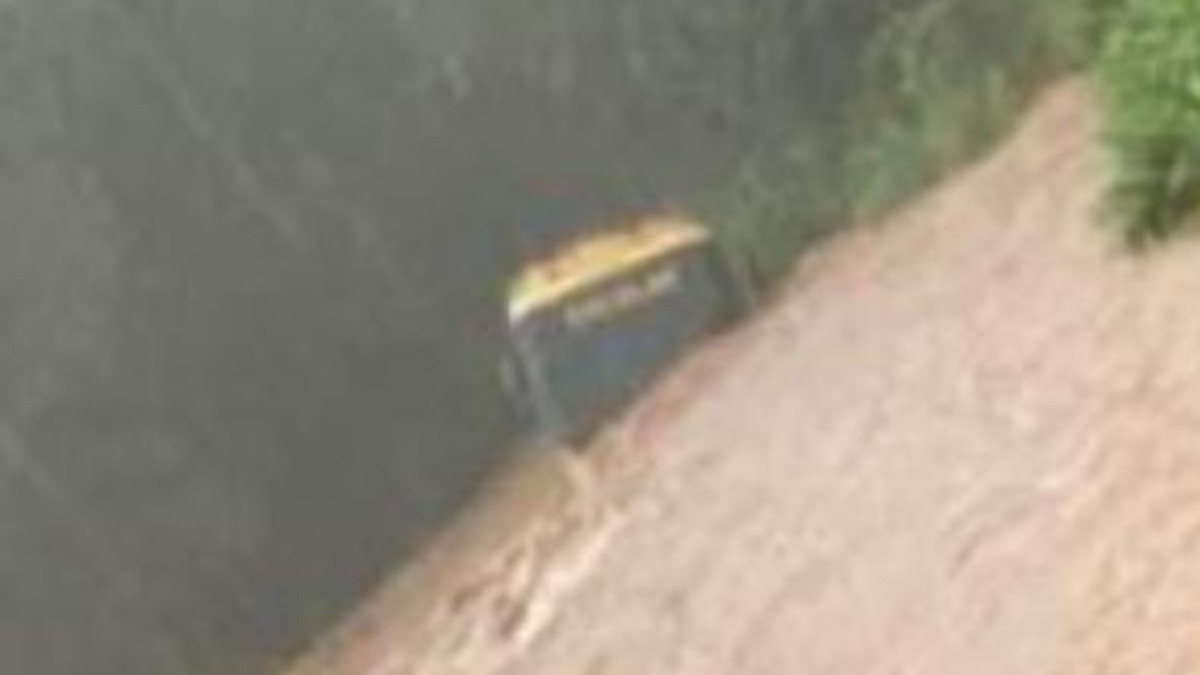 Ônibus escolar é arrastado por correnteza durante fortes chuvas em SC