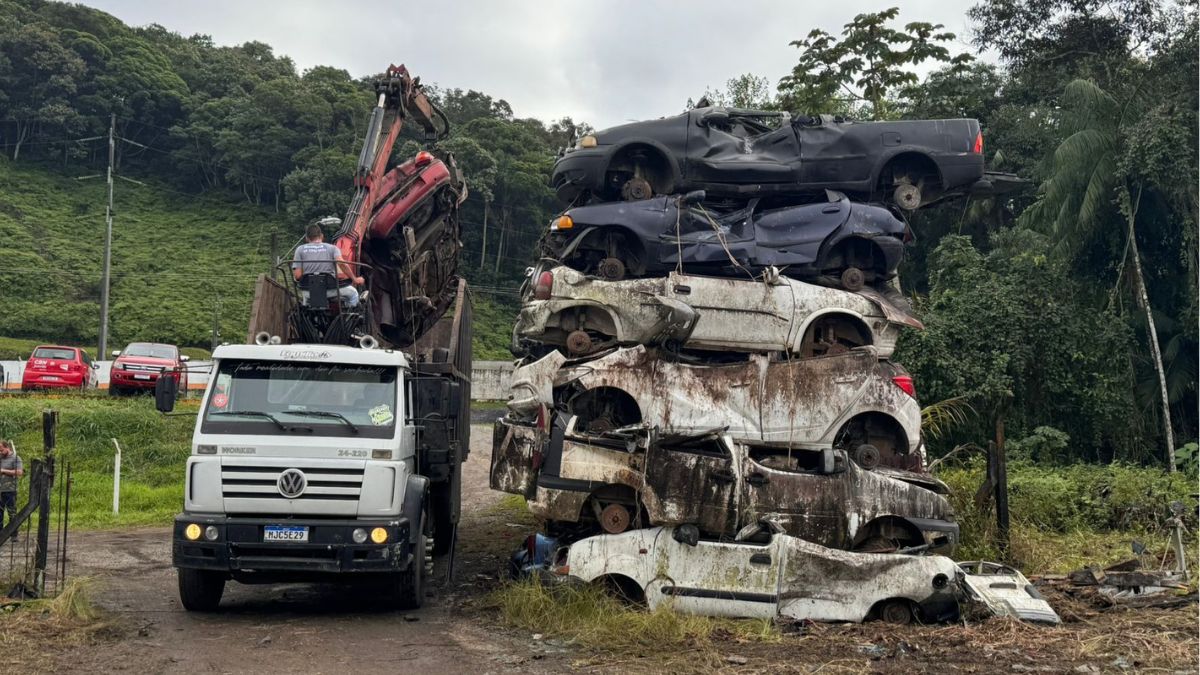 Carros sendo mandados para o ferro-velho