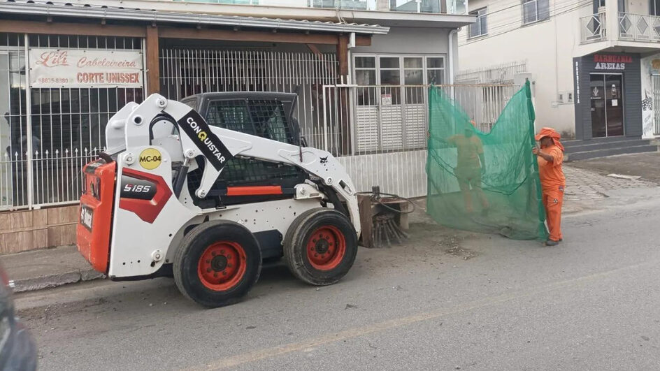Algumas das equipes de roçada e capina estão recebendo auxílio de máquinas como Bobcat, caçambas e pá mecânica (Foto: Divulgação)