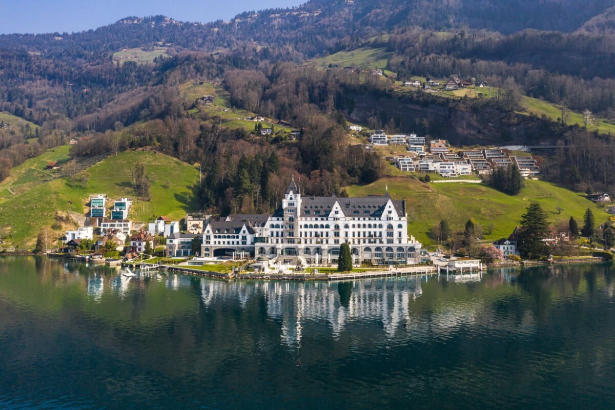 O hotel Park Hotel Vitznau fica às margens do lago Lucerna (Imagem: AsiaTravel | Shutterstock)