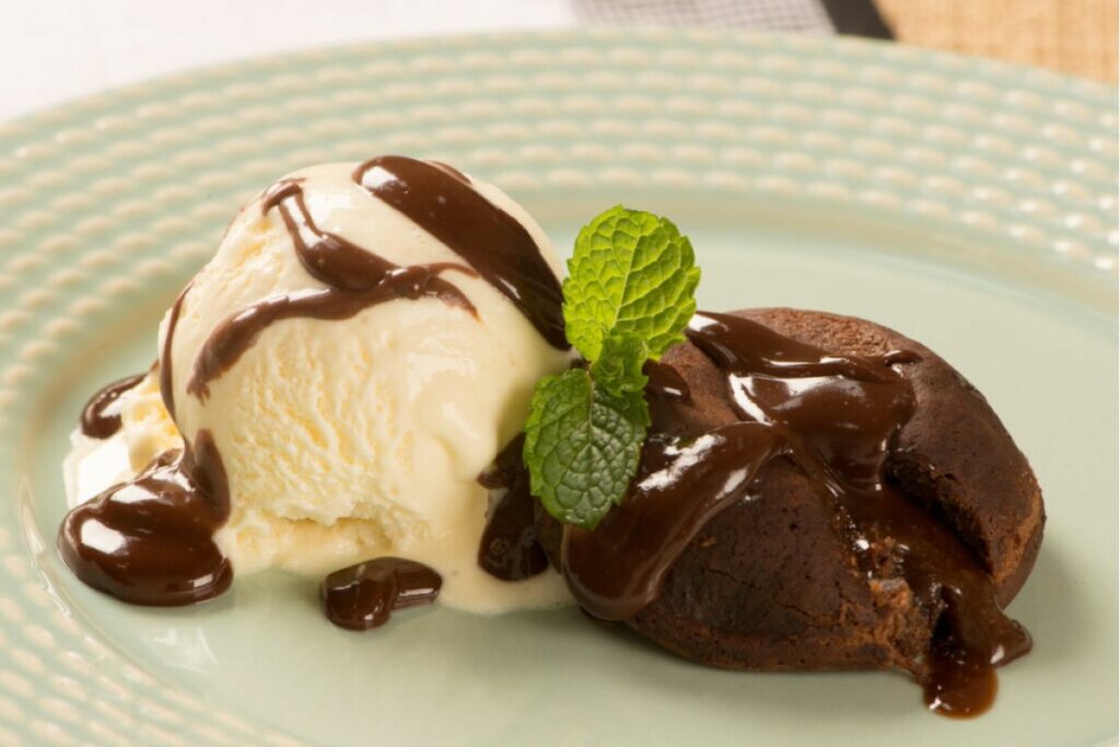 Petit gateau com calda de chocolate (Imagem: jrslompo | Shutterstock)