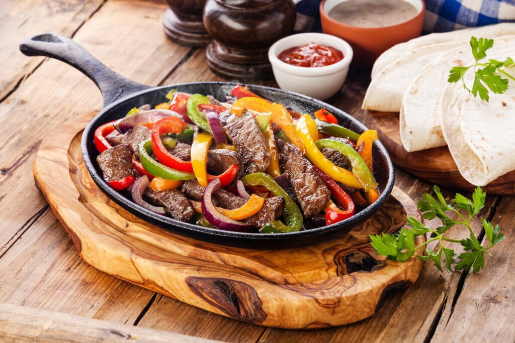 Picadinho de bife com pimentão (Imagem: Natalia Lisovskaya | Shutterstock)