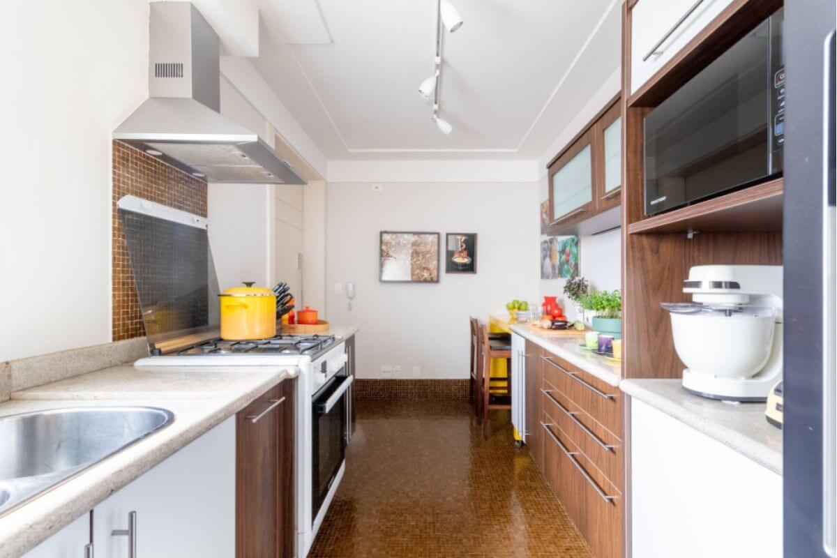 Pastilhas são opções seguras e resistentes para a cozinha (Imagem: Júlia Herman | Projeto: Escritório de arquitetura Isabella Nalon)