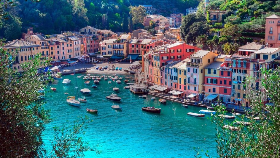 O apelo de Portofino reside em sua beleza natural deslumbrante e seu encanto intemporal (Imagem: maudanros | Shutterstock)