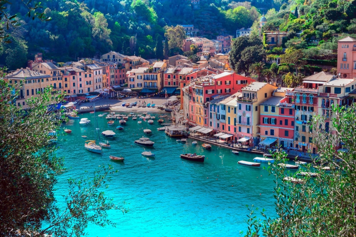 O apelo de Portofino reside em sua beleza natural deslumbrante e seu encanto intemporal (Imagem: maudanros | Shutterstock)