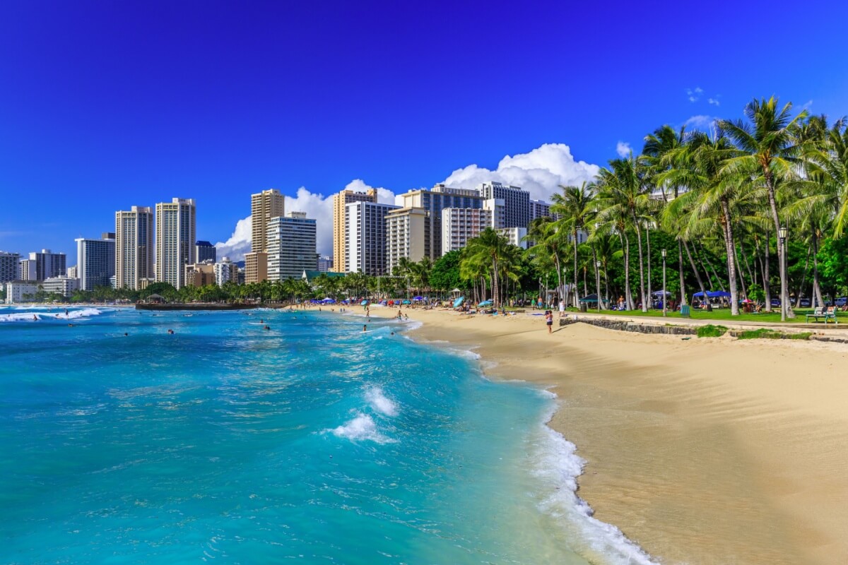 A praia de Waikiki é uma das mais famosas do Havaí (Imagem: SCStock | Shutterstock)