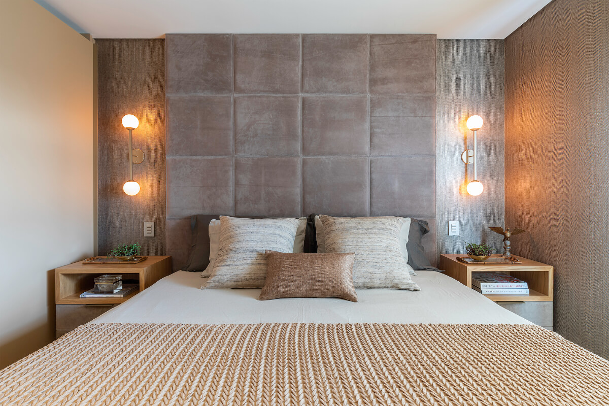A camurça, elegante, sofisticada e reconfortante, tornou-se um elemento essencial na arquitetura de interiores (Imagem: Raphael Briest | Projeto escritório Andrea Teixeira e Fernanda Negrelli – autora: Andrea Teixeira)