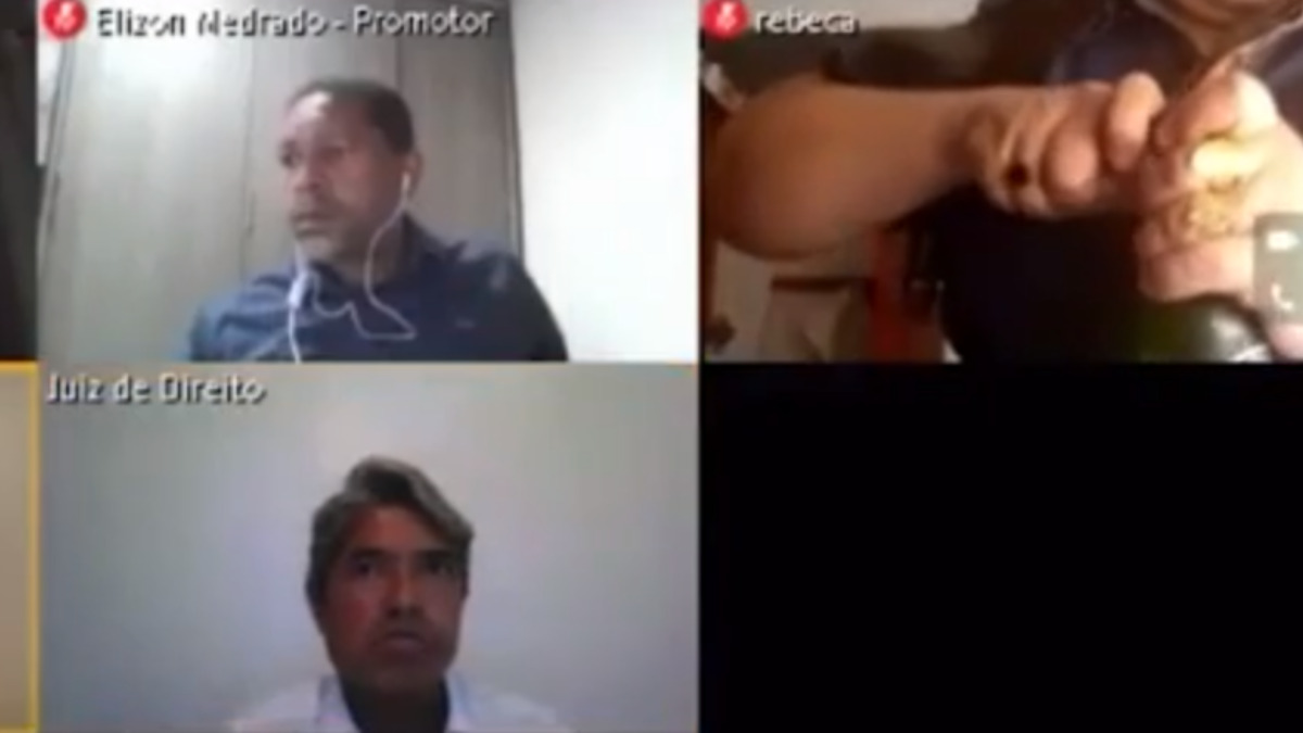 Ré abre cerveja durante audiência e juiz encerra depoimento Acho que já deu