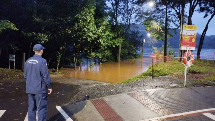 Rio Uruguai transborda e travessia por balsa entre SC e RS é interrompida