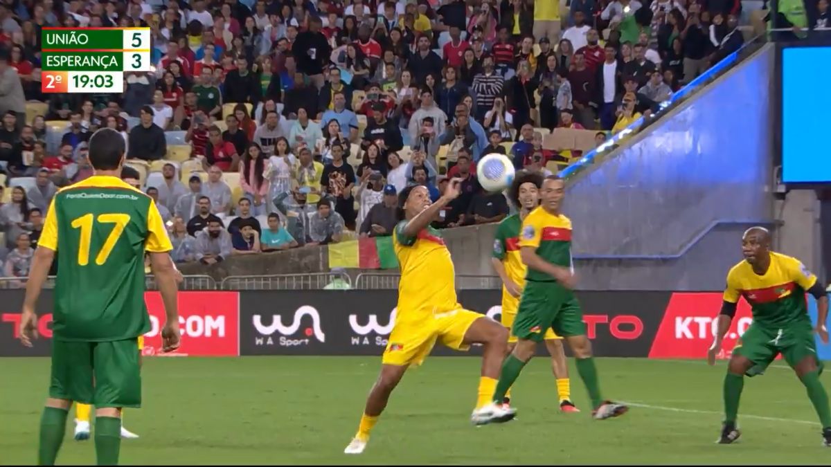 Ronaldinho marca o quinto de voleio (Foto: TV Globo, Reprodução)